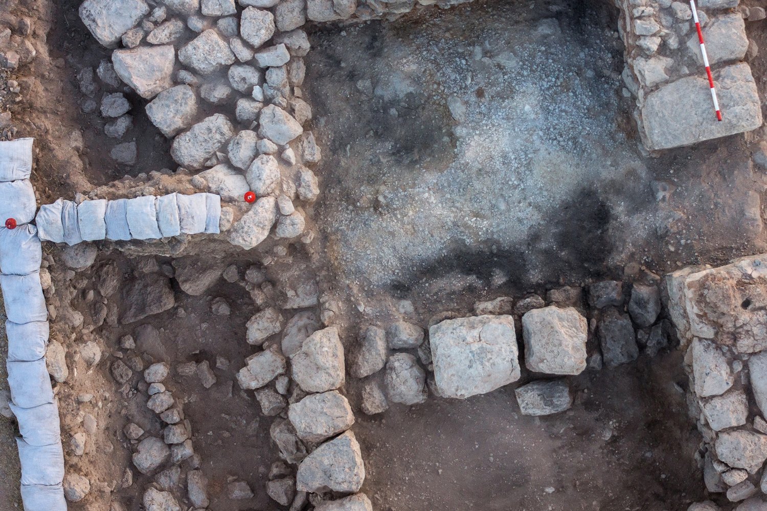 Los ancianos de la Edad del Hierro estaban ahí, pero no los veíamos. Un edificio arrasado por los asirios revela cómo se organizaba la vejez en una casa antigua