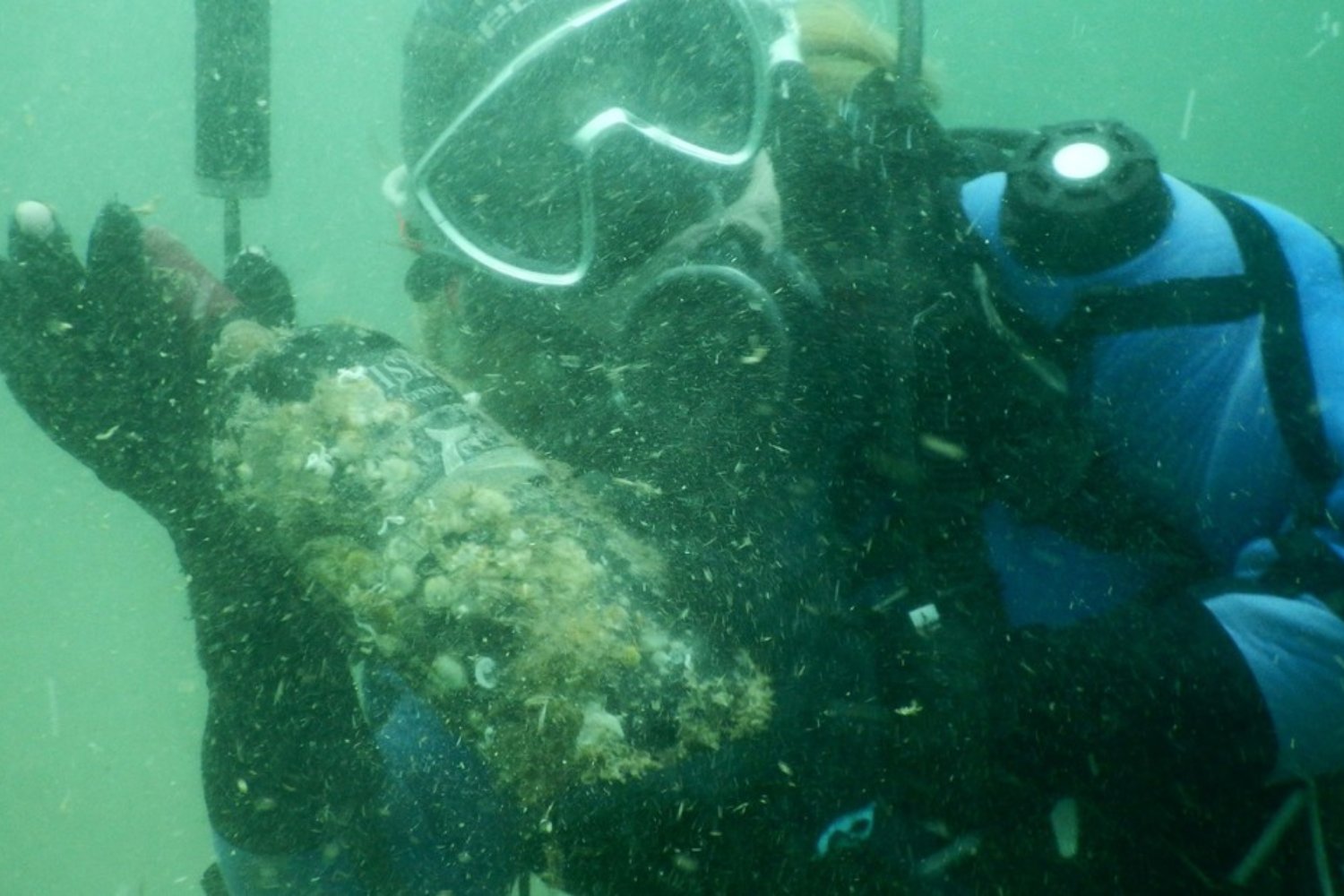 Argentina acaba de sacar vino del fondo del mar en la Patagonia. La primera prueba real de las cavas submarinas dejó un resultado inesperado