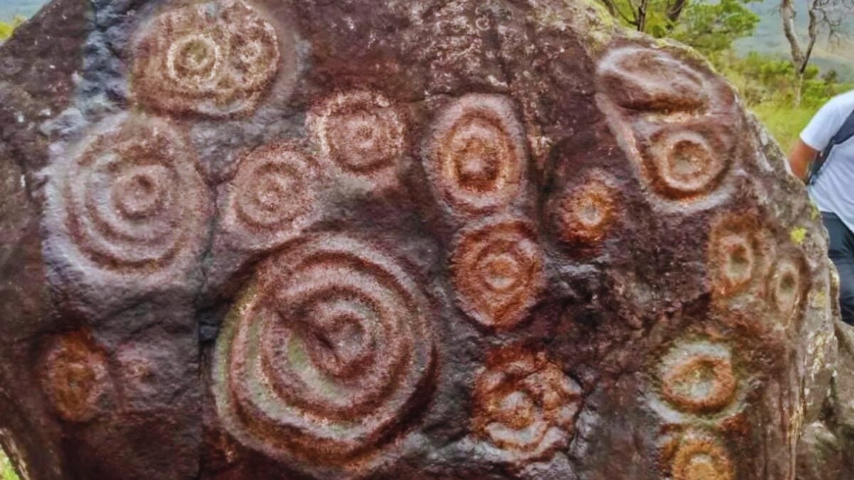 Unas espirales talladas en piedra están obligando a repensar quiénes fueron los primeros pobladores del oriente venezolano. El hallazgo que vuelve a poner a Monagas en el mapa arqueológico de América