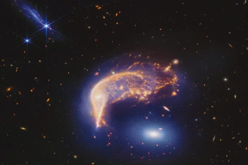 El James Webb encuentra una galaxia “apagada” donde debería estar llena de estrellas. El caso extraño de la Red Potato en el universo joven