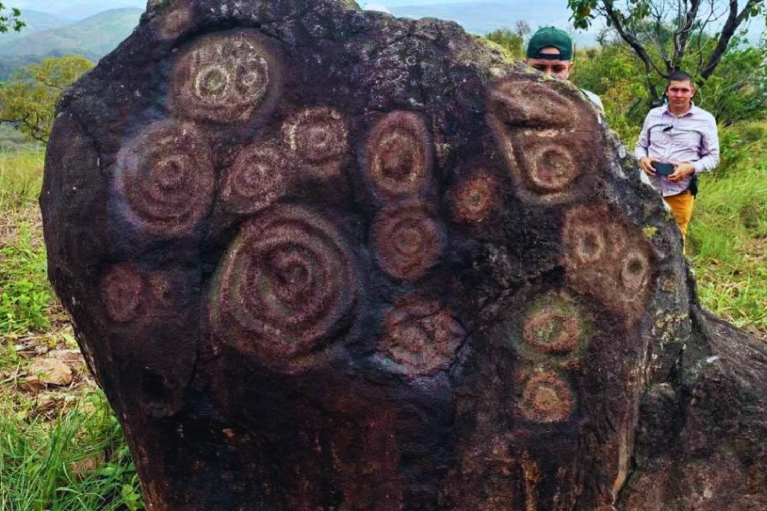 Unas espirales talladas en piedra están obligando a repensar quiénes fueron los primeros pobladores del oriente venezolano. El hallazgo que vuelve a poner a Monagas en el mapa arqueológico de América