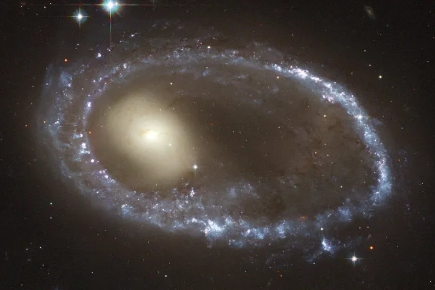 El James Webb encuentra una galaxia “apagada” donde debería estar llena de estrellas. El caso extraño de la Red Potato en el universo joven