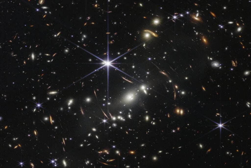 El telescopio James Webb acaba de asomarse a la infancia del universo. Sí, ha detectado la galaxia confirmada más antigua jamás observada