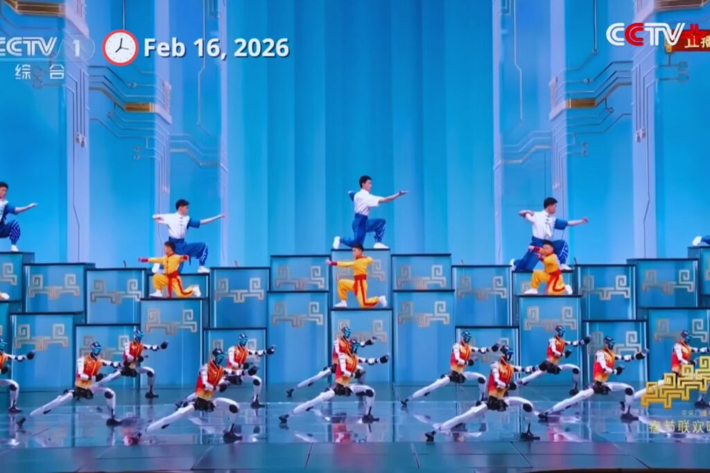 China puso robots humanoides a practicar kung-fu en su mayor espectáculo televisivo. Lo que parecía una coreografía es en realidad una señal política y tecnológica