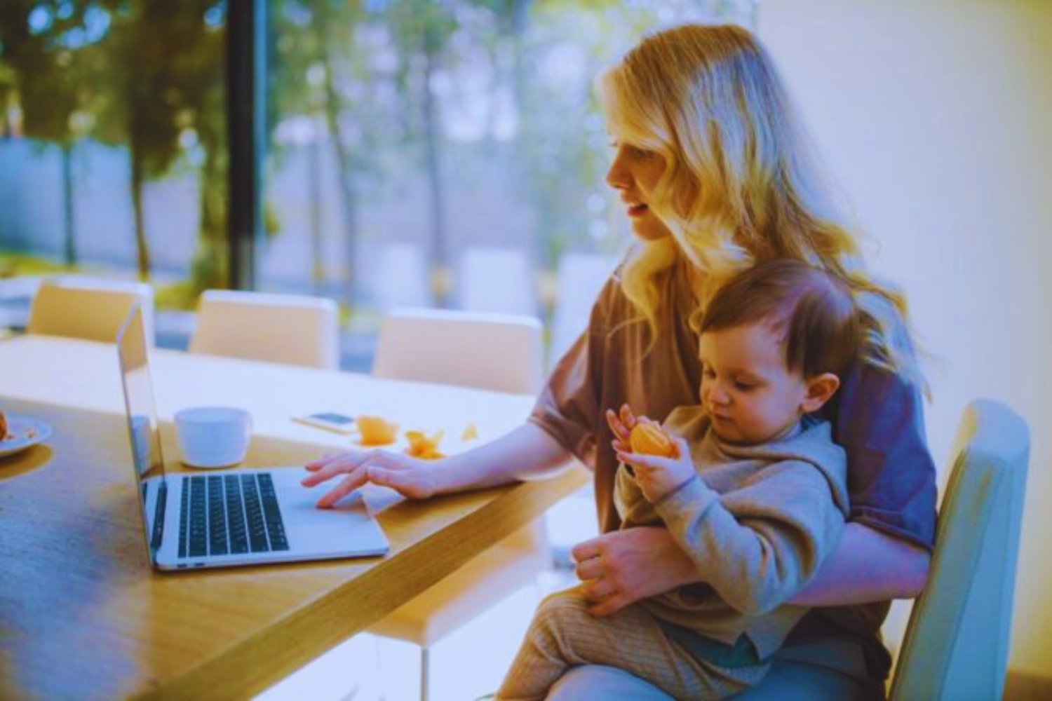 Ni cheques bebé ni guarderías gratis han logrado cambiar la tendencia demográfica en los países ricos. El teletrabajo aparece como el factor silencioso que sí empieza a mover la aguja de la natalidad