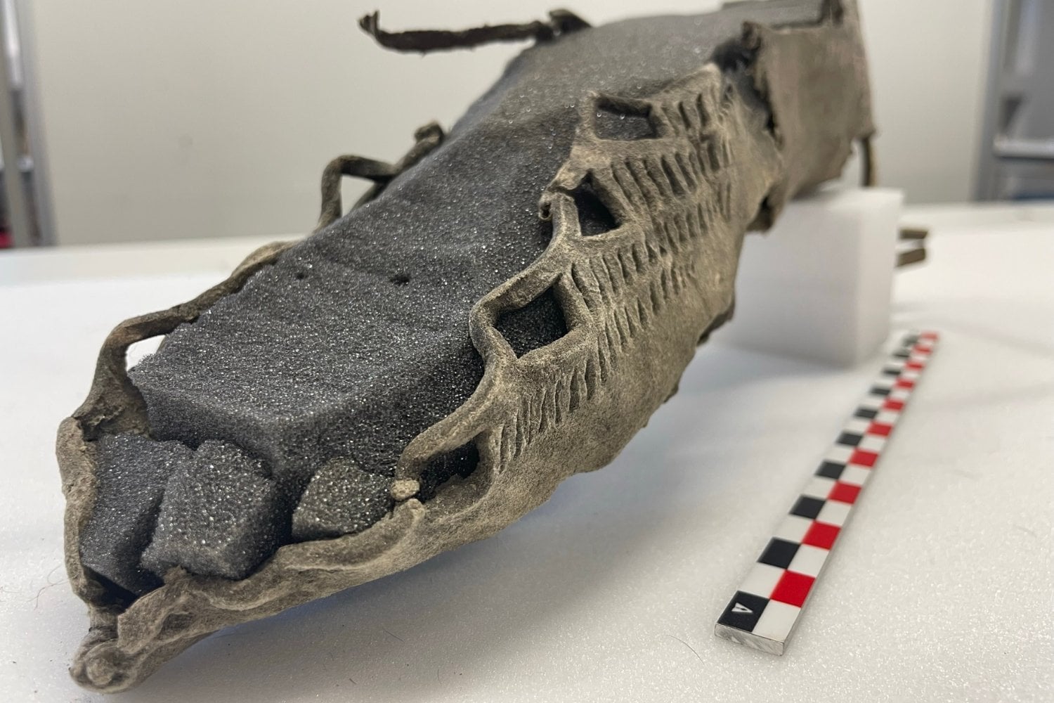 Un glaciar noruego se derrite y deja a la vista un objeto “imposible” de época romana. Por qué una sandalia de hace 1.700 años reescribe la historia de estas rutas