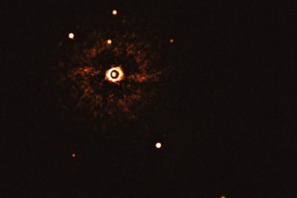 Un gas que huele a huevo podrido aparece en mundos lejanos. Por qué esta señal química puede resolver una vieja confusión entre planetas gigantes y enanas marrones