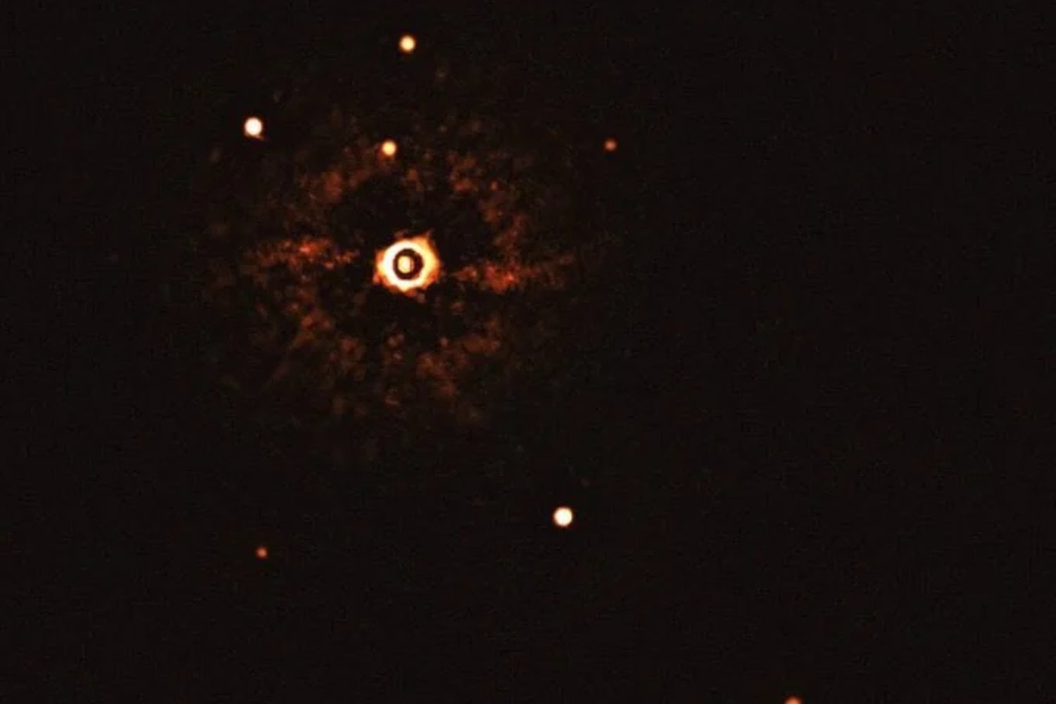 Un gas que huele a huevo podrido aparece en mundos lejanos. Por qué esta señal química puede resolver una vieja confusión entre planetas gigantes y enanas marrones