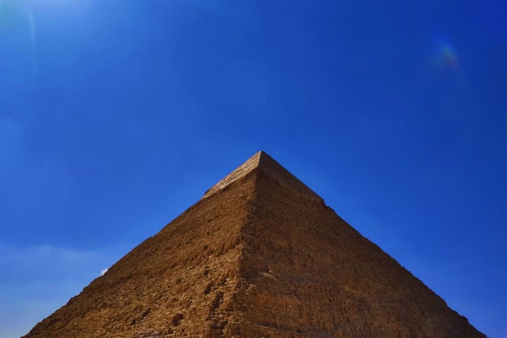 La Gran Pirámide de Giza podría ser mucho más antigua de lo que nos contaron en el colegio. Un geólogo reabre el debate con una teoría que choca con la egiptología