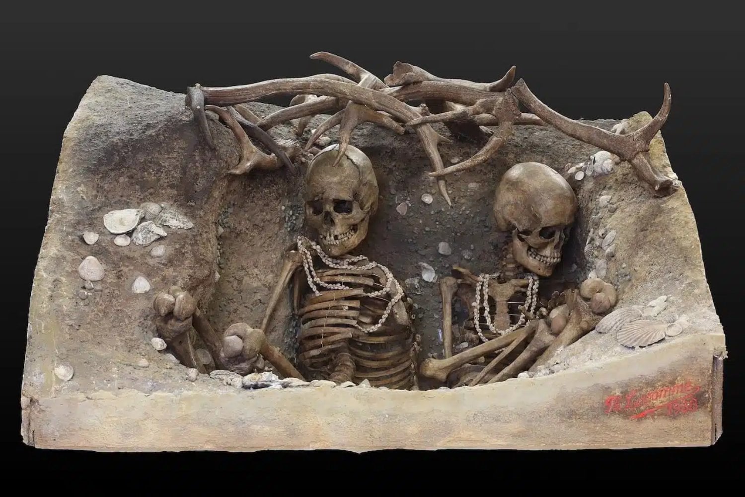 Pensábamos que los primeros entierros eran solo rituales. Hay quien cree que también fueron una forma primitiva de reclamar territorio