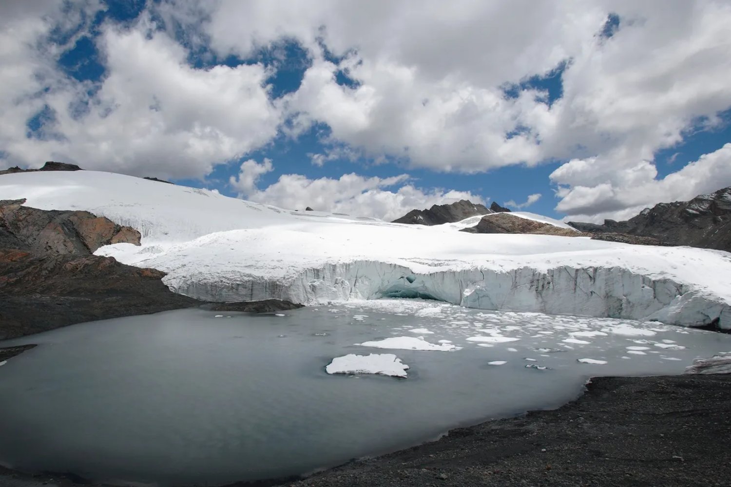 Un glaciar noruego se derrite y deja a la vista un objeto “imposible” de época romana. Por qué una sandalia de hace 1.700 años reescribe la historia de estas rutas