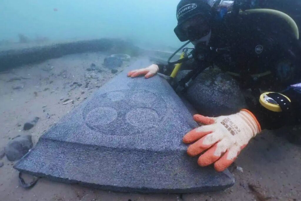 Dos lápidas de 400 kilos llevaban 800 años bajo el mar. El pecio medieval que revela cómo se enterraba el poder en la Inglaterra del siglo XIII
