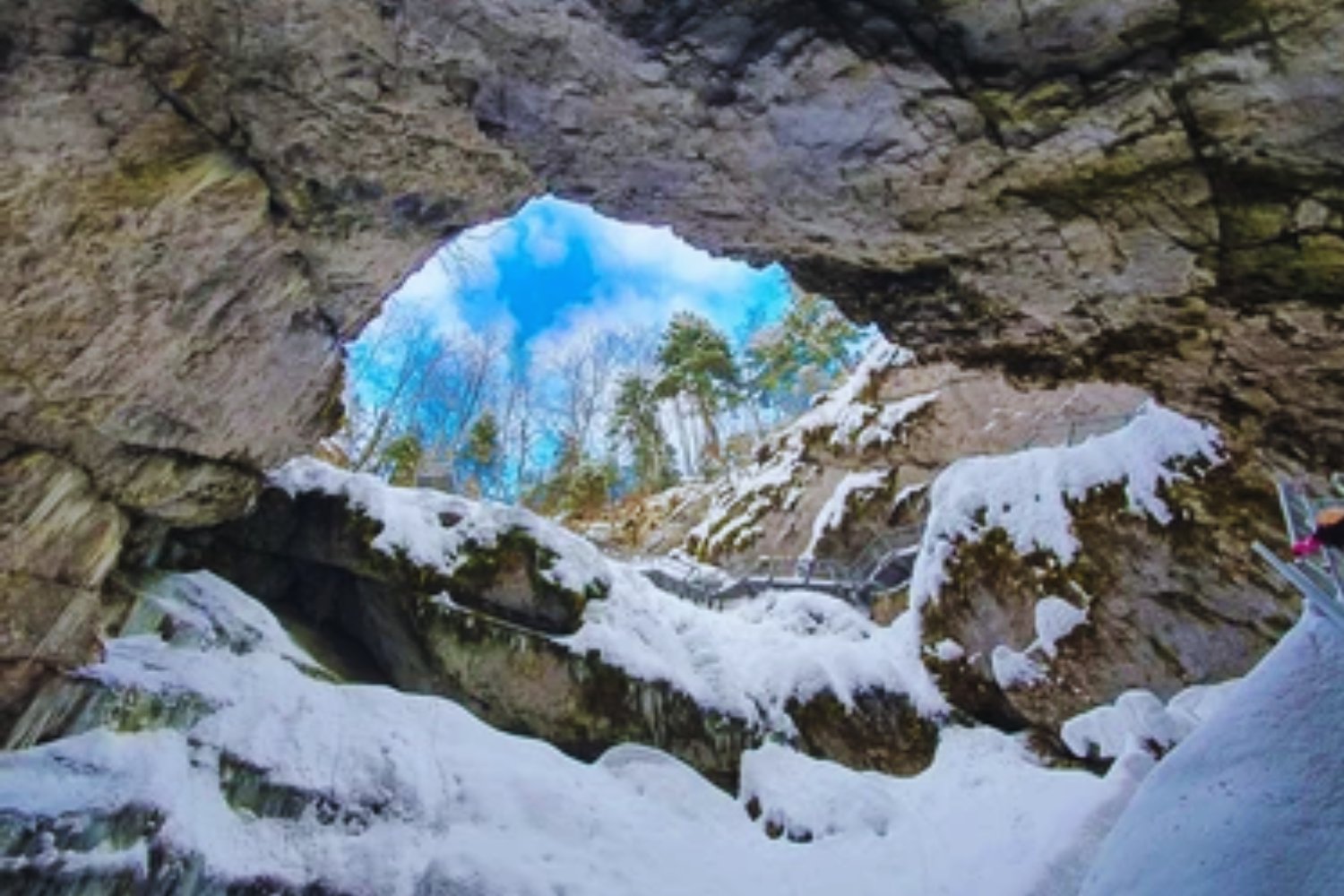 Una superbacteria atrapada en hielo desde hace milenios desafía a la medicina moderna. El hallazgo en una cueva de Rumanía reescribe la historia de la resistencia a antibióticos