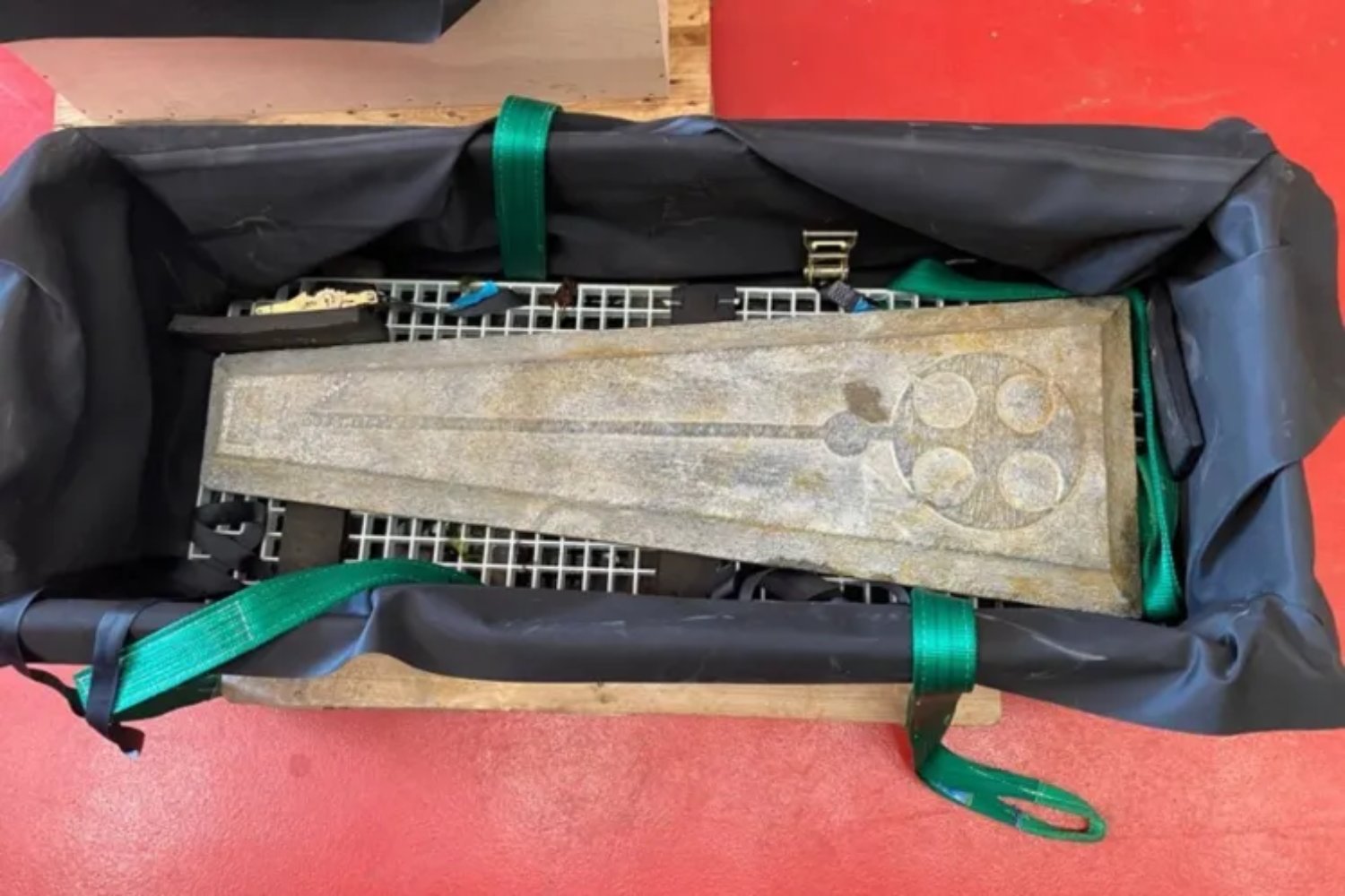 Dos lápidas de 400 kilos llevaban 800 años bajo el mar. El pecio medieval que revela cómo se enterraba el poder en la Inglaterra del siglo XIII