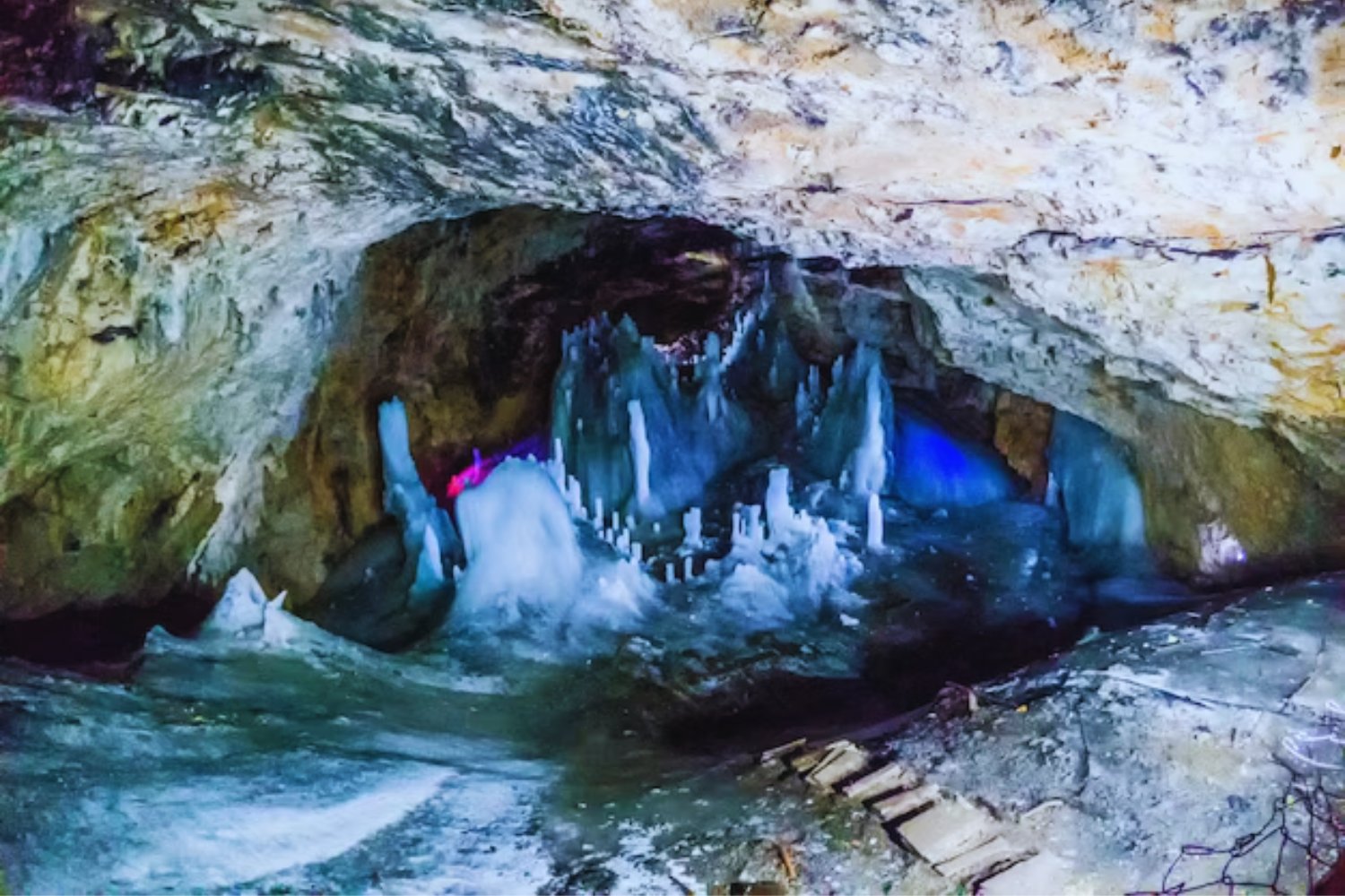 Una superbacteria atrapada en hielo desde hace milenios desafía a la medicina moderna. El hallazgo en una cueva de Rumanía reescribe la historia de la resistencia a antibióticos