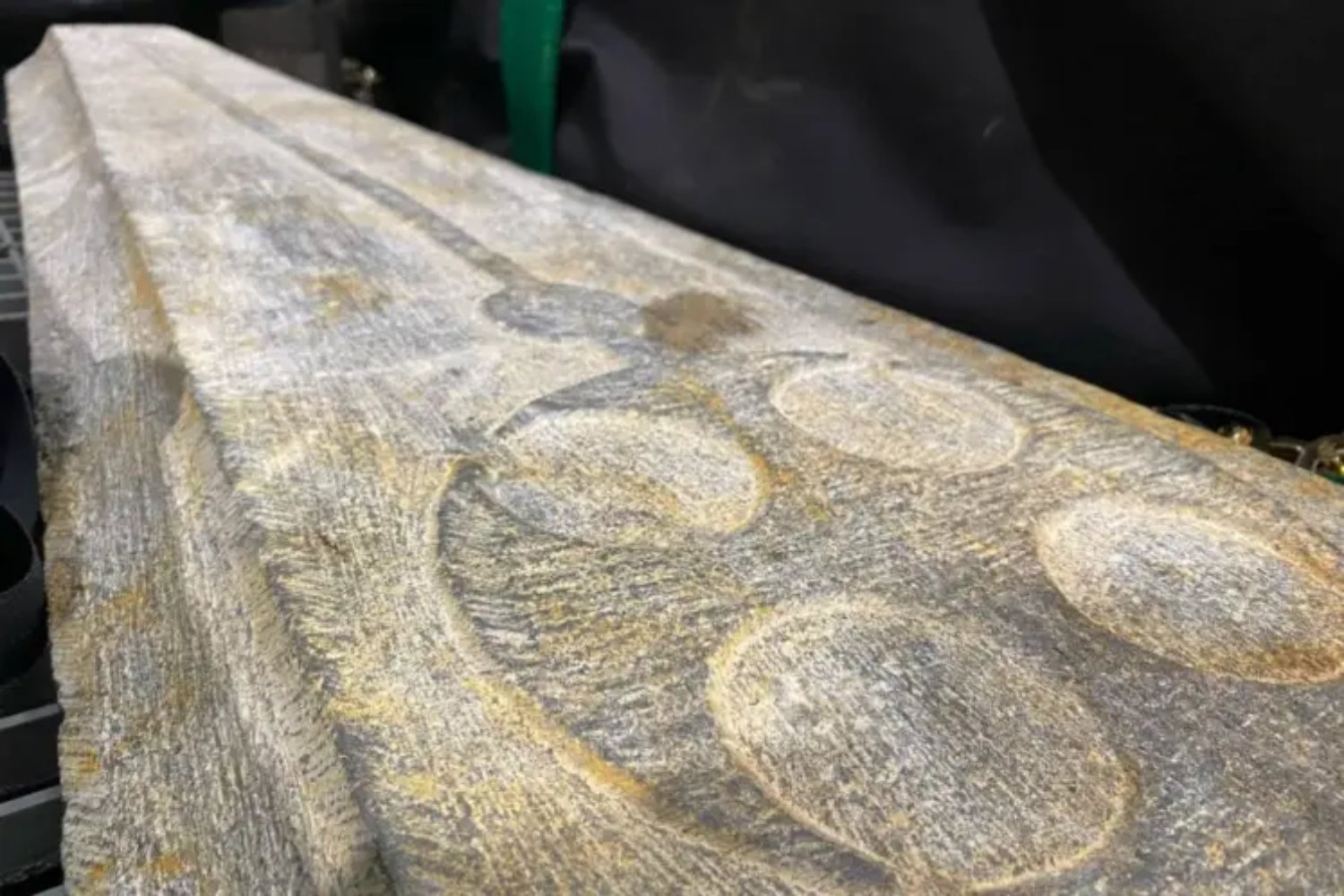 Dos lápidas de 400 kilos llevaban 800 años bajo el mar. El pecio medieval que revela cómo se enterraba el poder en la Inglaterra del siglo XIII