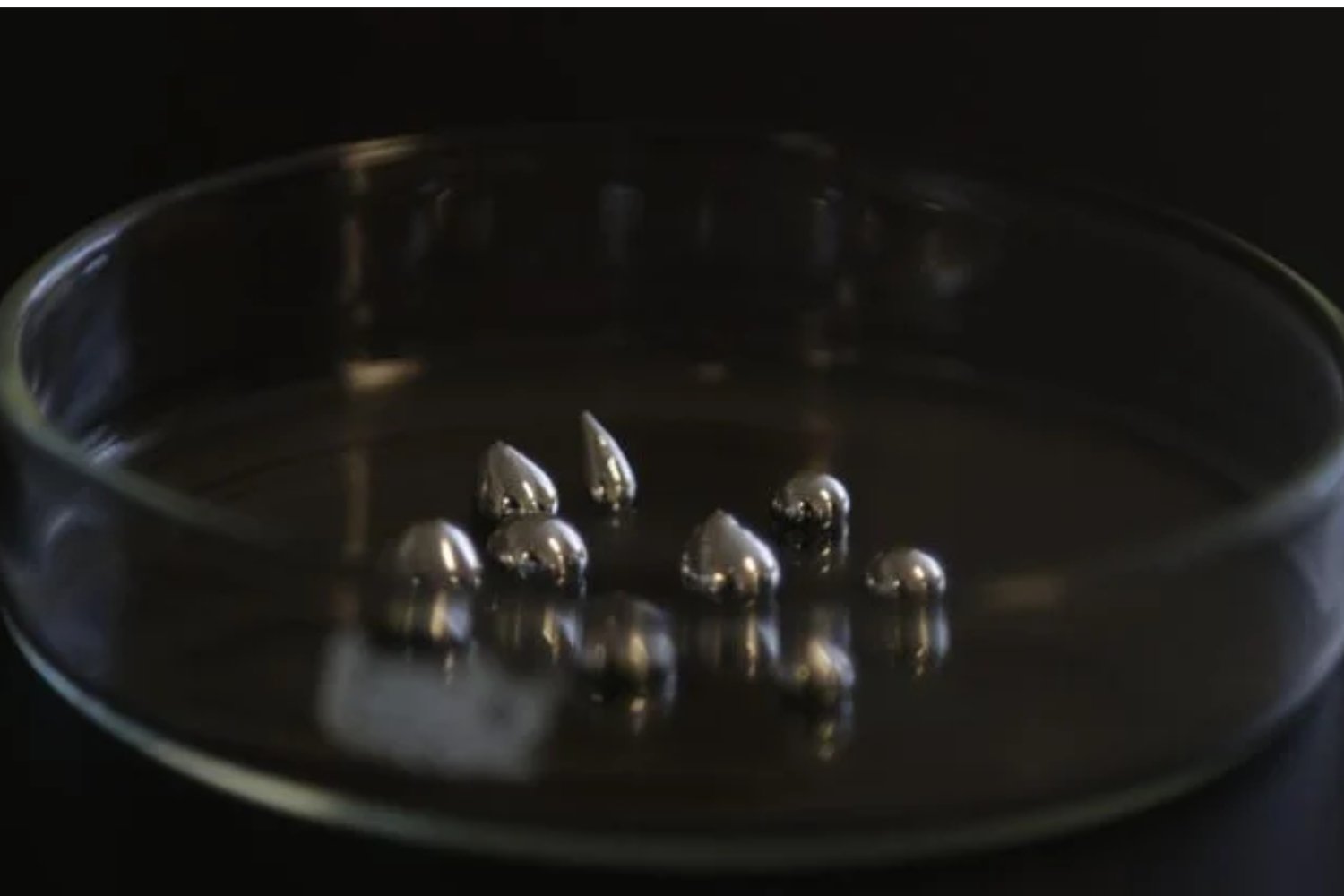 Un metal líquido brillante y un poco de luz solar. La fórmula inesperada que podría cambiar cómo producimos hidrógeno verde