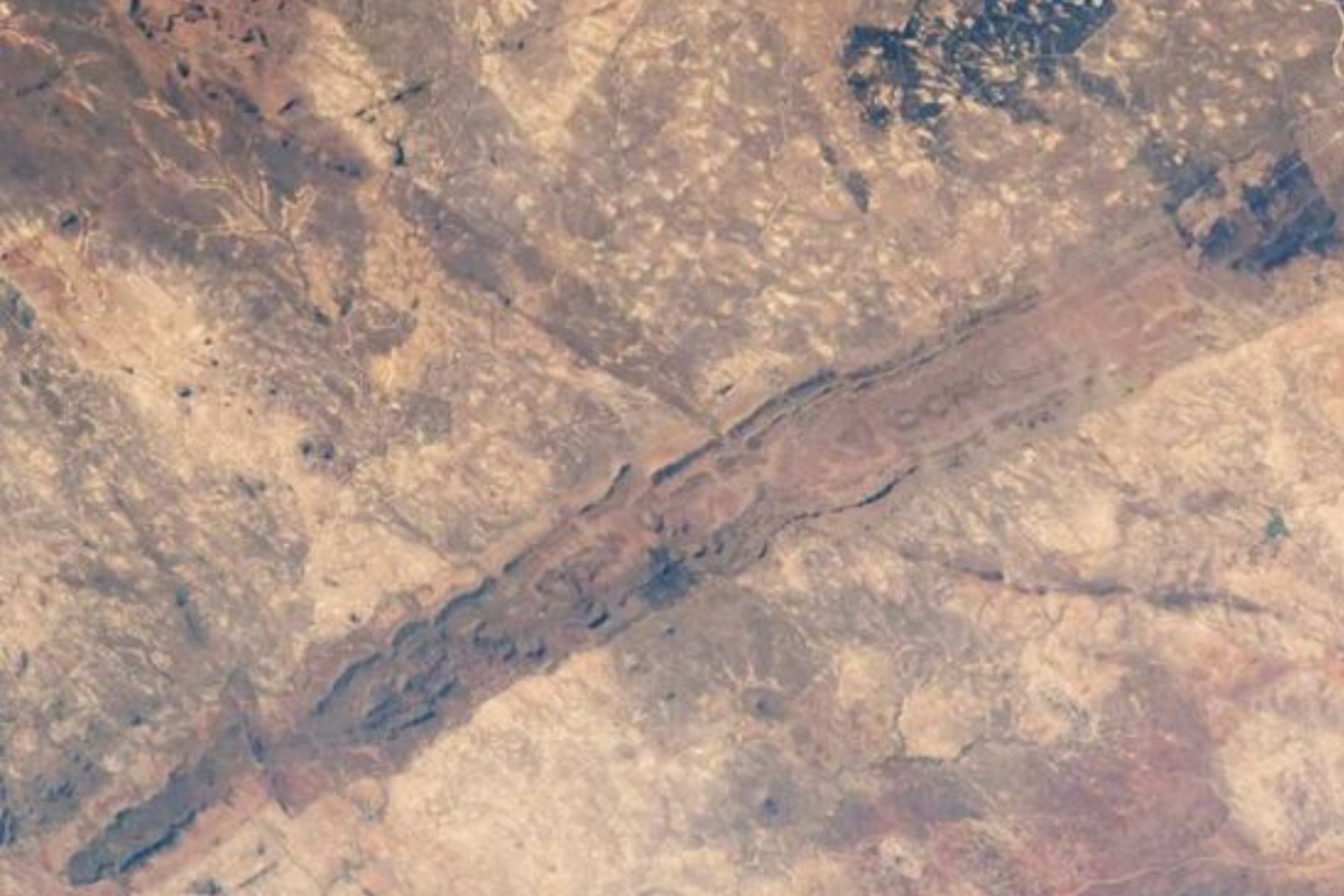 La NASA capta desde el espacio una de las “cicatrices” más antiguas de la Tierra en África. Por qué esta formación de 2.500 millones de años sigue visible hoy