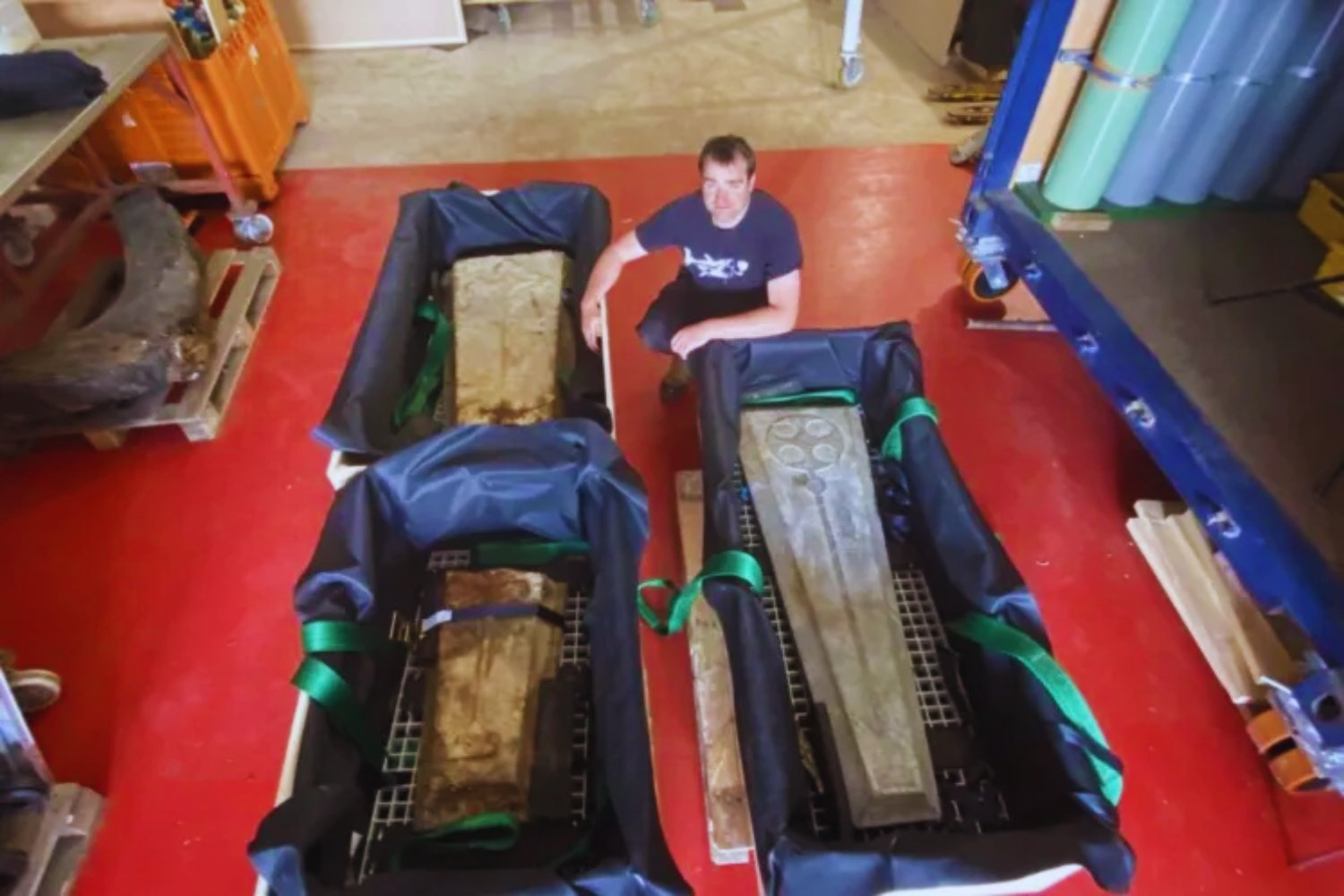 Dos lápidas de 400 kilos llevaban 800 años bajo el mar. El pecio medieval que revela cómo se enterraba el poder en la Inglaterra del siglo XIII