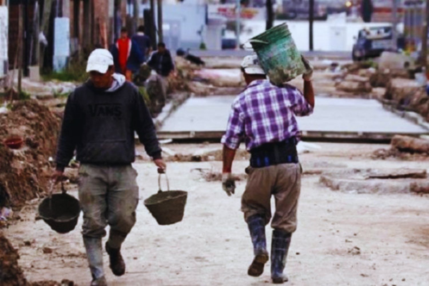 El empleo ya no protege de la pobreza. Qué está fallando en la promesa del trabajo en las economías occidentales y cómo se está rompiendo el viejo contrato social