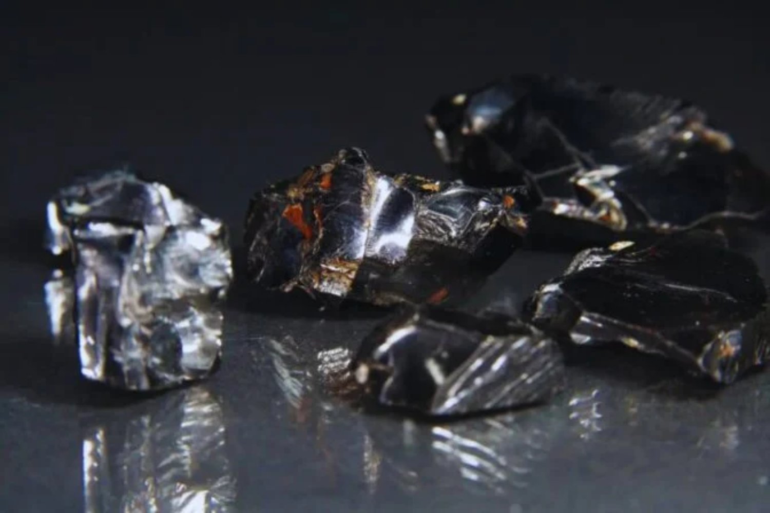 Un metal líquido brillante y un poco de luz solar. La fórmula inesperada que podría cambiar cómo producimos hidrógeno verde