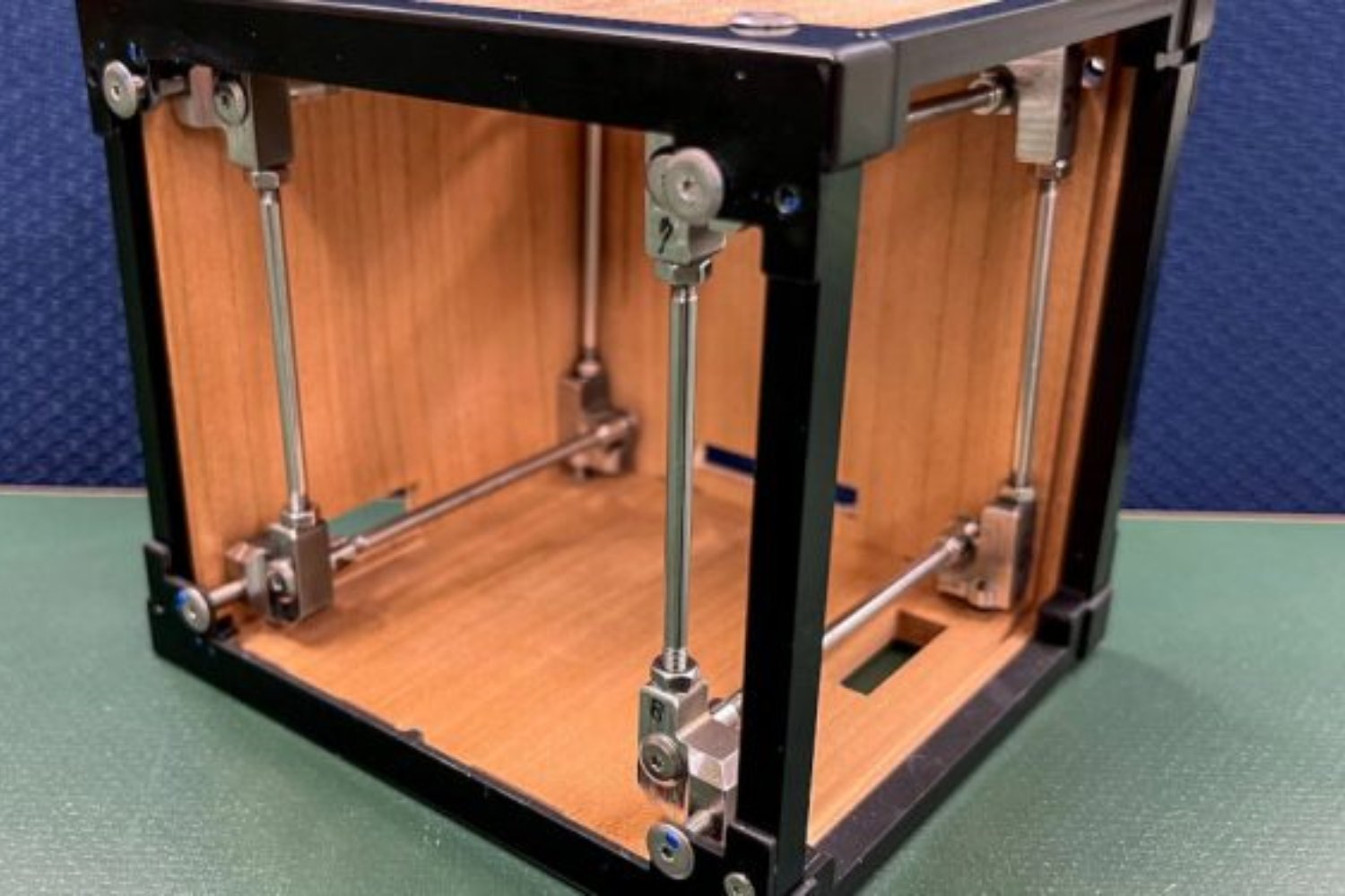 Japón ha enviado una “caja de madera” al espacio para resolver un problema que va a peor. La apuesta por materiales biodegradables contra la basura orbital