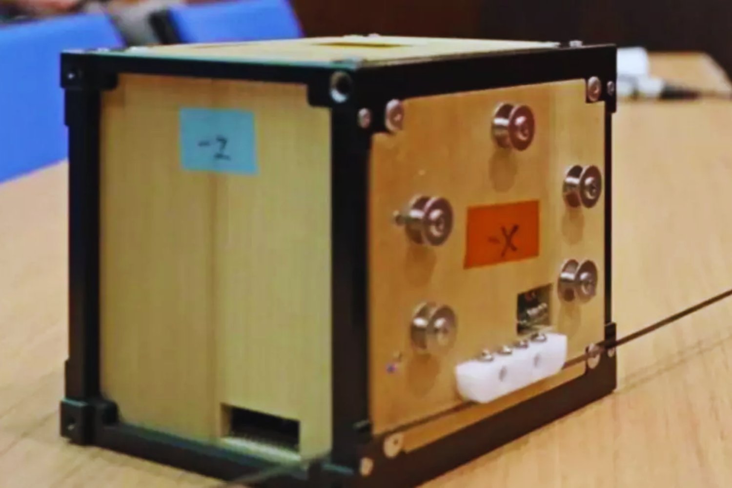 Japón ha enviado una “caja de madera” al espacio para resolver un problema que va a peor. La apuesta por materiales biodegradables contra la basura orbital