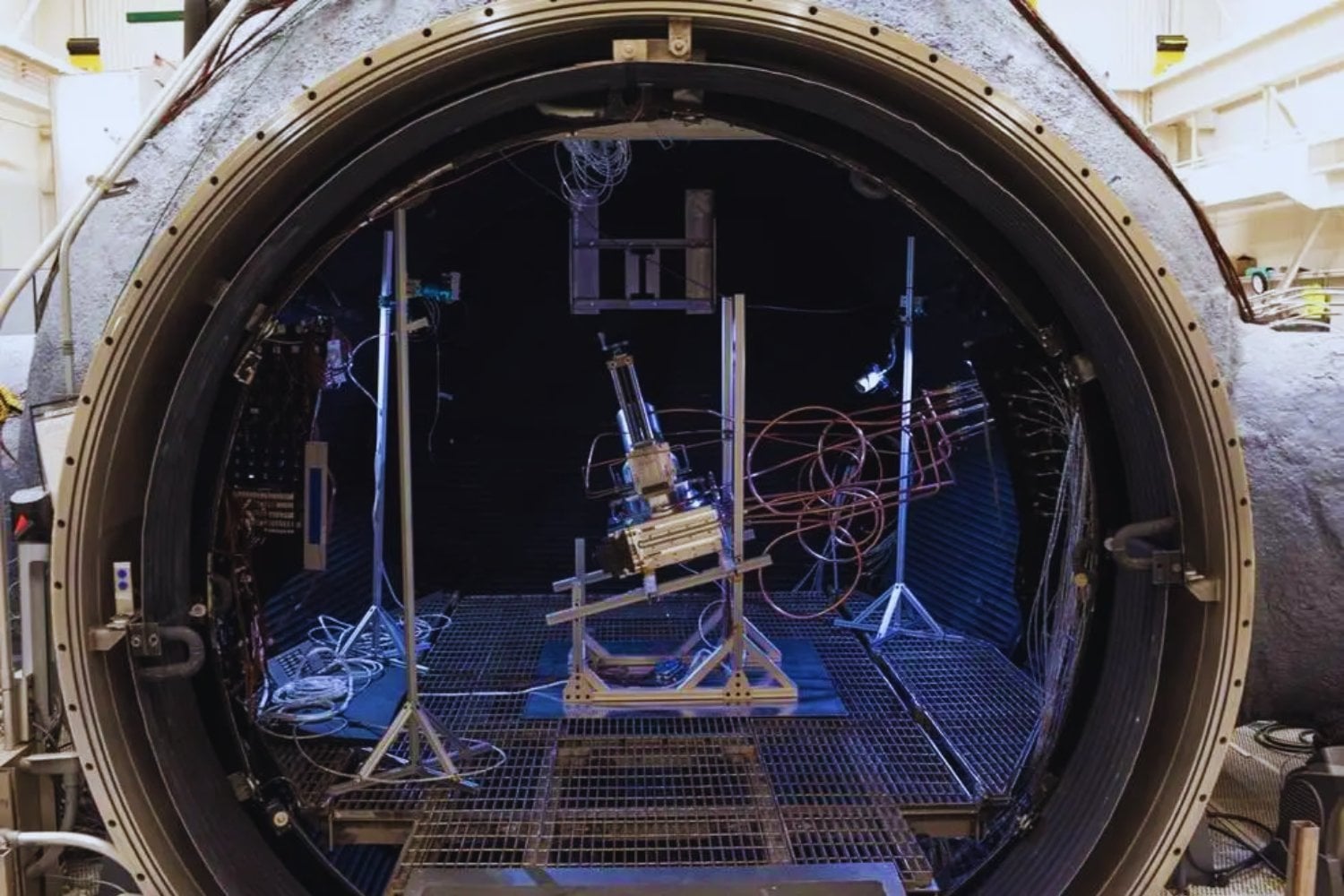 Si queremos vivir en la Luna tendremos que fabricar nuestro propio oxígeno allí. La NASA apuesta por un reactor solar con espejos gigantes