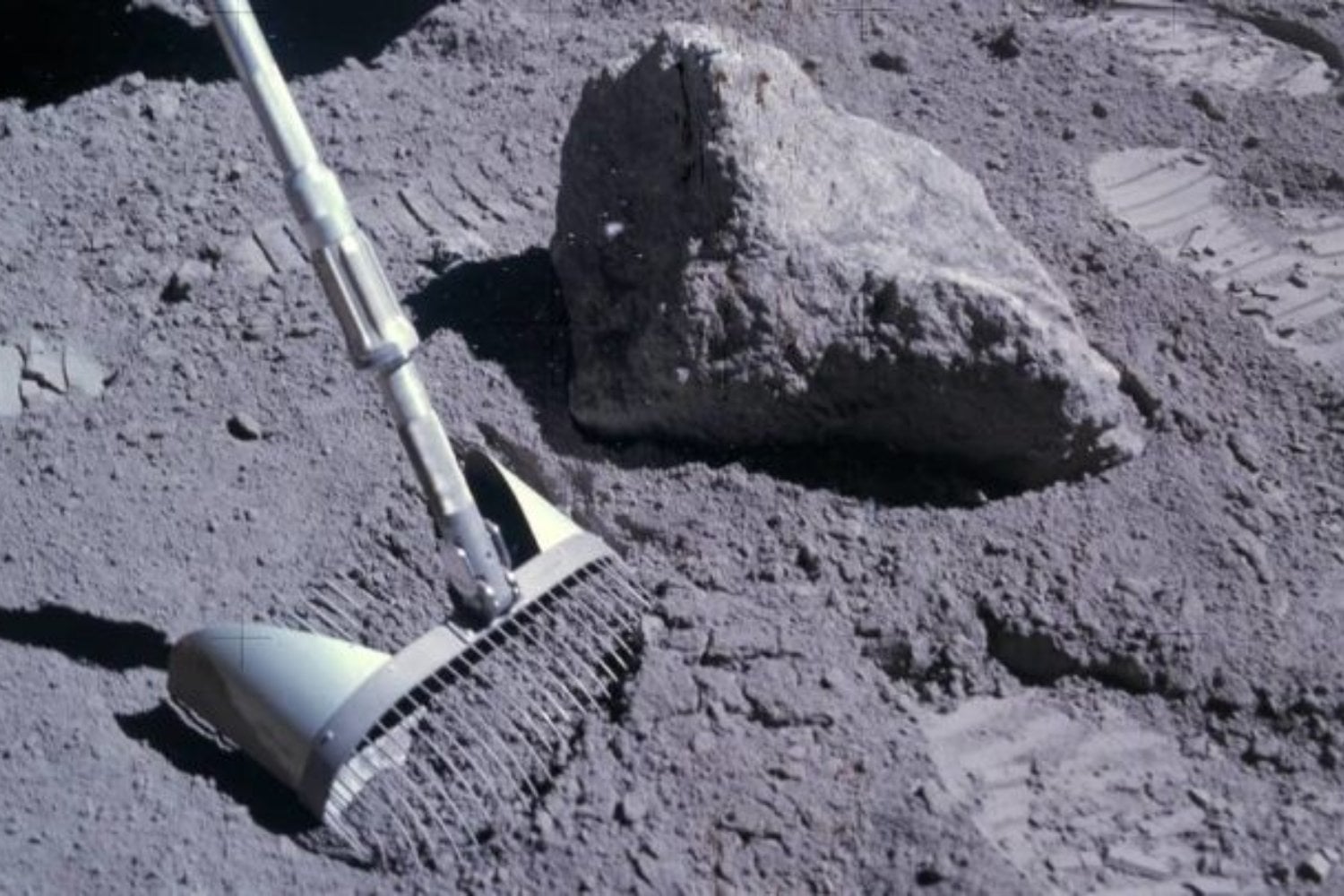 En la Luna el enemigo no es solo el espacio. Los ingenieros están creando campos eléctricos para mantener a raya el polvo más hostil del sistema solar