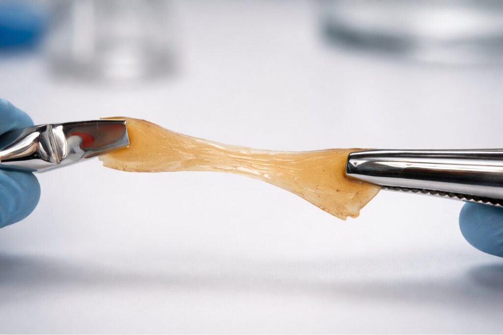 Un material que se moldea como vidrio pero no se rompe al caer acaba de romper una regla básica de la física de materiales. El experimento que desconcertó incluso a sus creadores