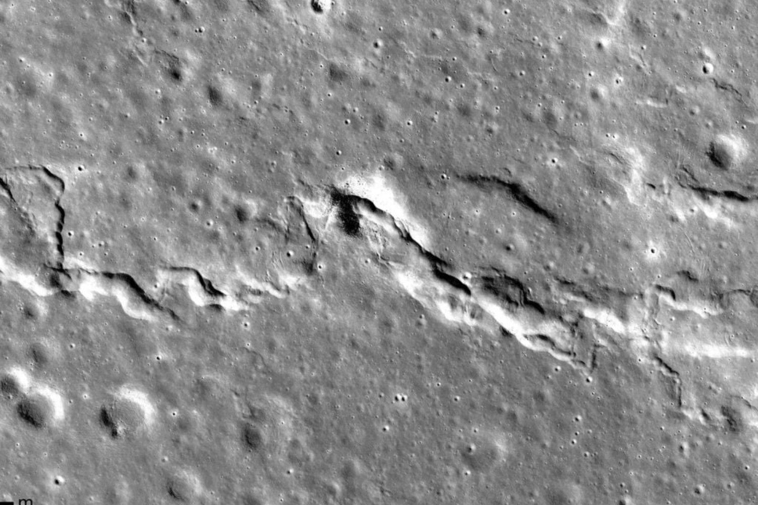 La Luna sigue encogiéndose y su superficie lo delata con nuevas grietas casi invisibles. El primer mapa global de estas crestas reabre el debate sobre los “lunamotos”
