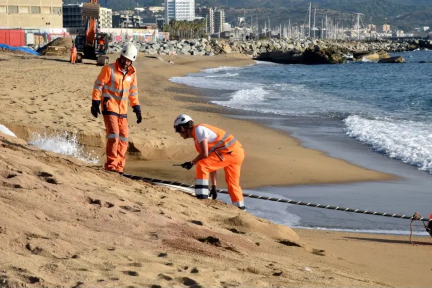 El cable que fundó el internet moderno está siendo arrancado del fondo del océano. Así es la operación que nadie ve, pero de la que depende la red global