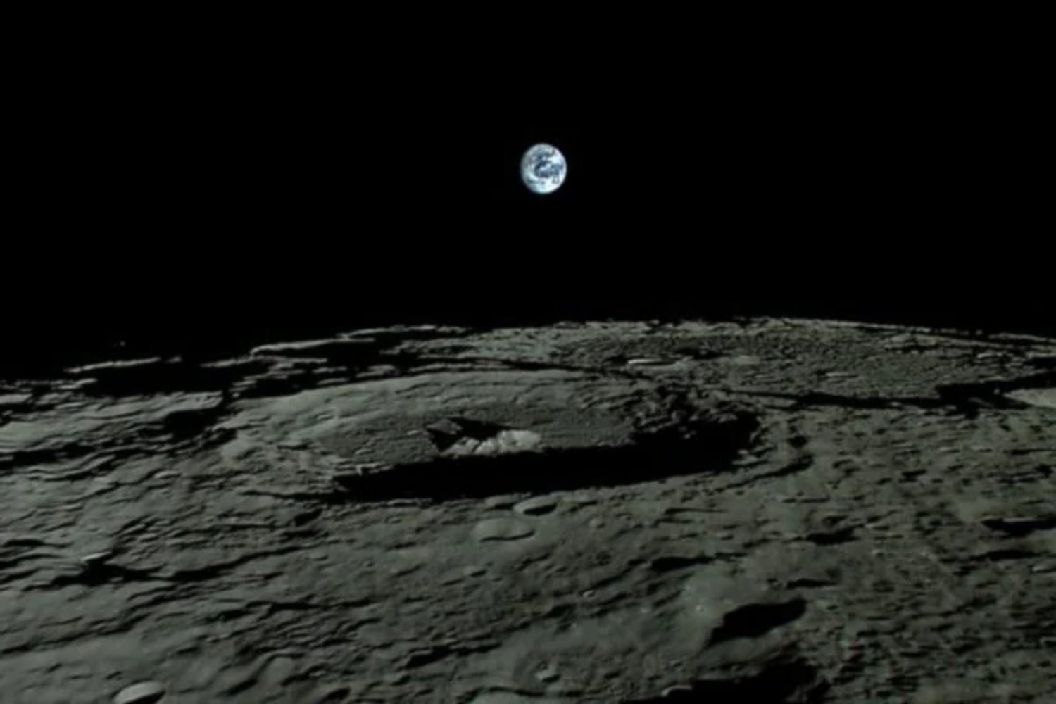 La Luna sigue encogiéndose y su superficie lo delata con nuevas grietas casi invisibles. El primer mapa global de estas crestas reabre el debate sobre los “lunamotos”