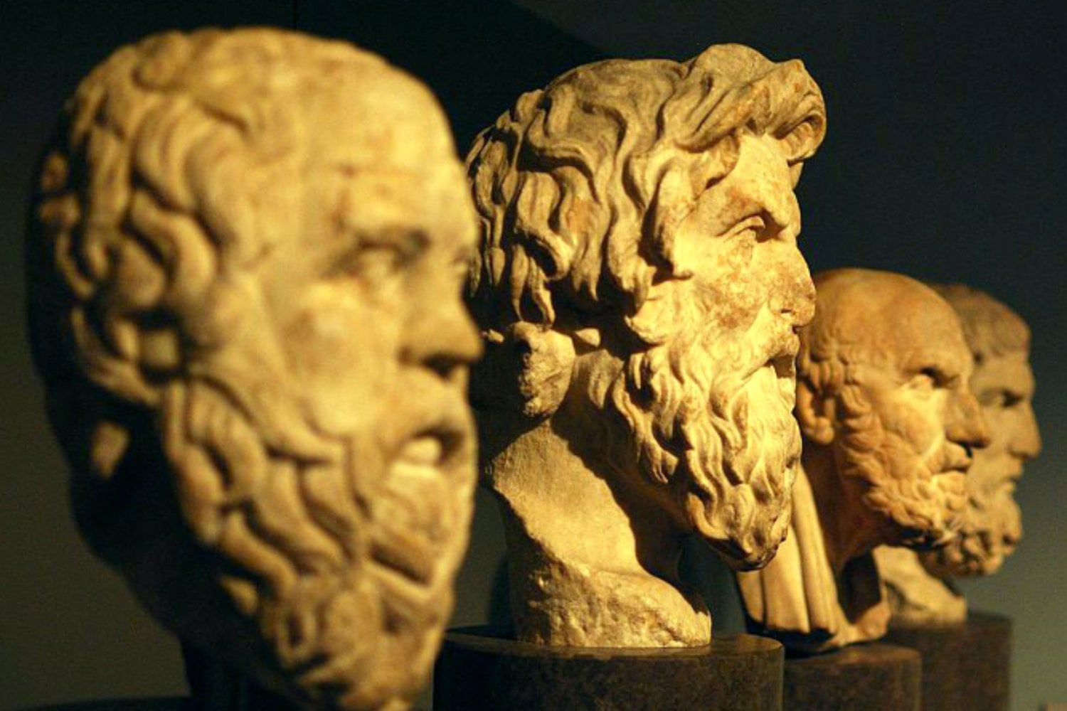 La esclavitud fue real, pero no tan masiva como suele contarse. Antístenes y la Atenas que castigó a Sócrates y luego quiso olvidarlo