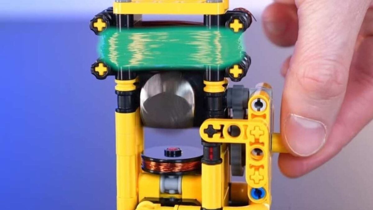 Un motor eléctrico hecho con LEGO está girando a miles de revoluciones por minuto. No es un juguete y explica mejor que nada cómo funciona la tecnología que mueve el mundo