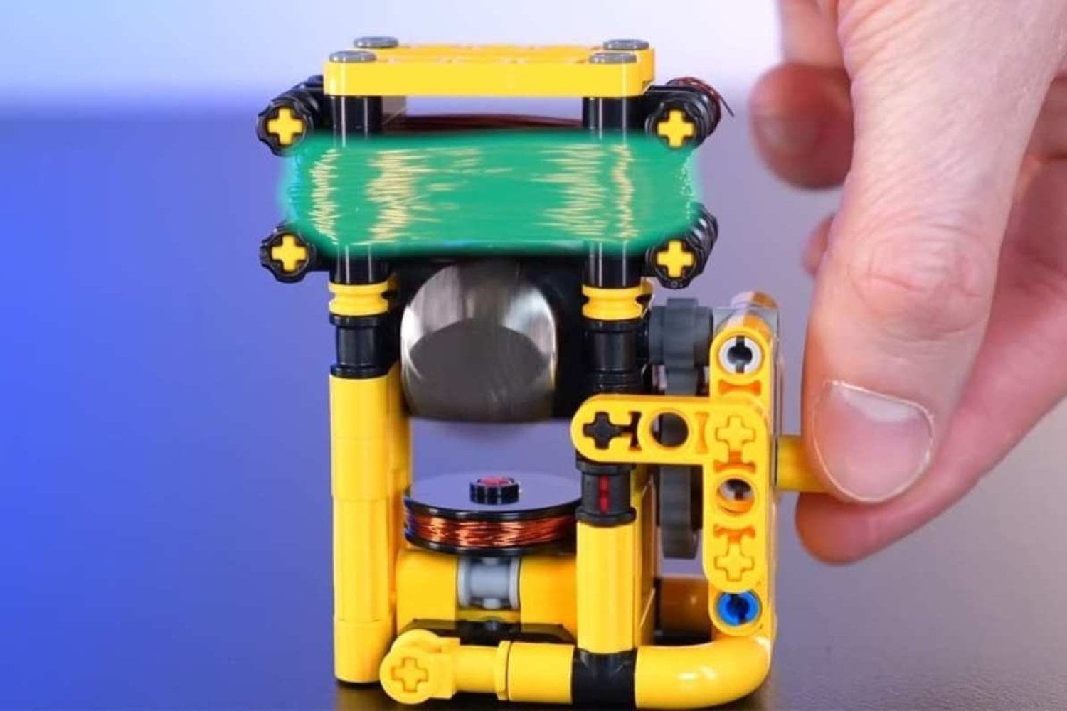 Un motor eléctrico hecho con LEGO pone en evidencia cómo funciona la electromecánica que mueve el mundo. Y lo hace sin software ni trucos