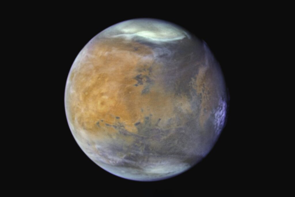 Una tormenta pequeña en Marte lanzó agua hasta casi el espacio. Por qué este hallazgo obliga a replantear cómo se secó el planeta rojo