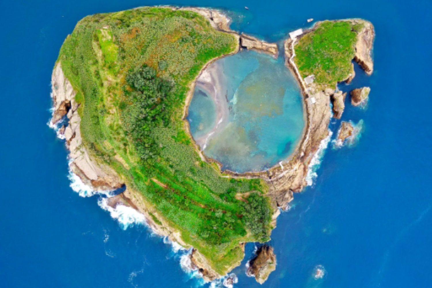 Una isla circular casi perfecta en mitad del Atlántico. El antiguo cráter volcánico que hoy es una piscina natural en las Azores
