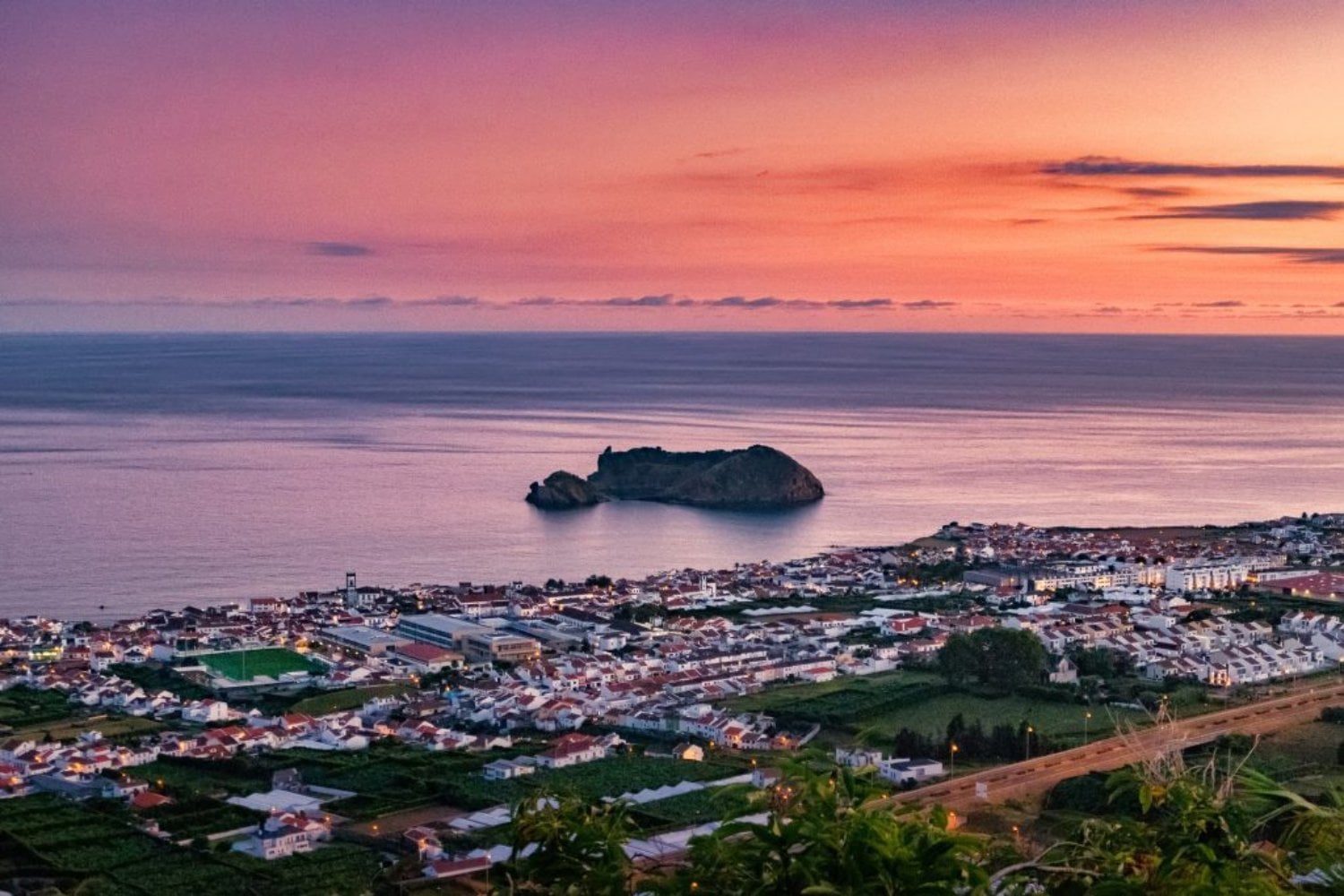 Una isla circular casi perfecta en mitad del Atlántico. El antiguo cráter volcánico que hoy es una piscina natural en las Azores