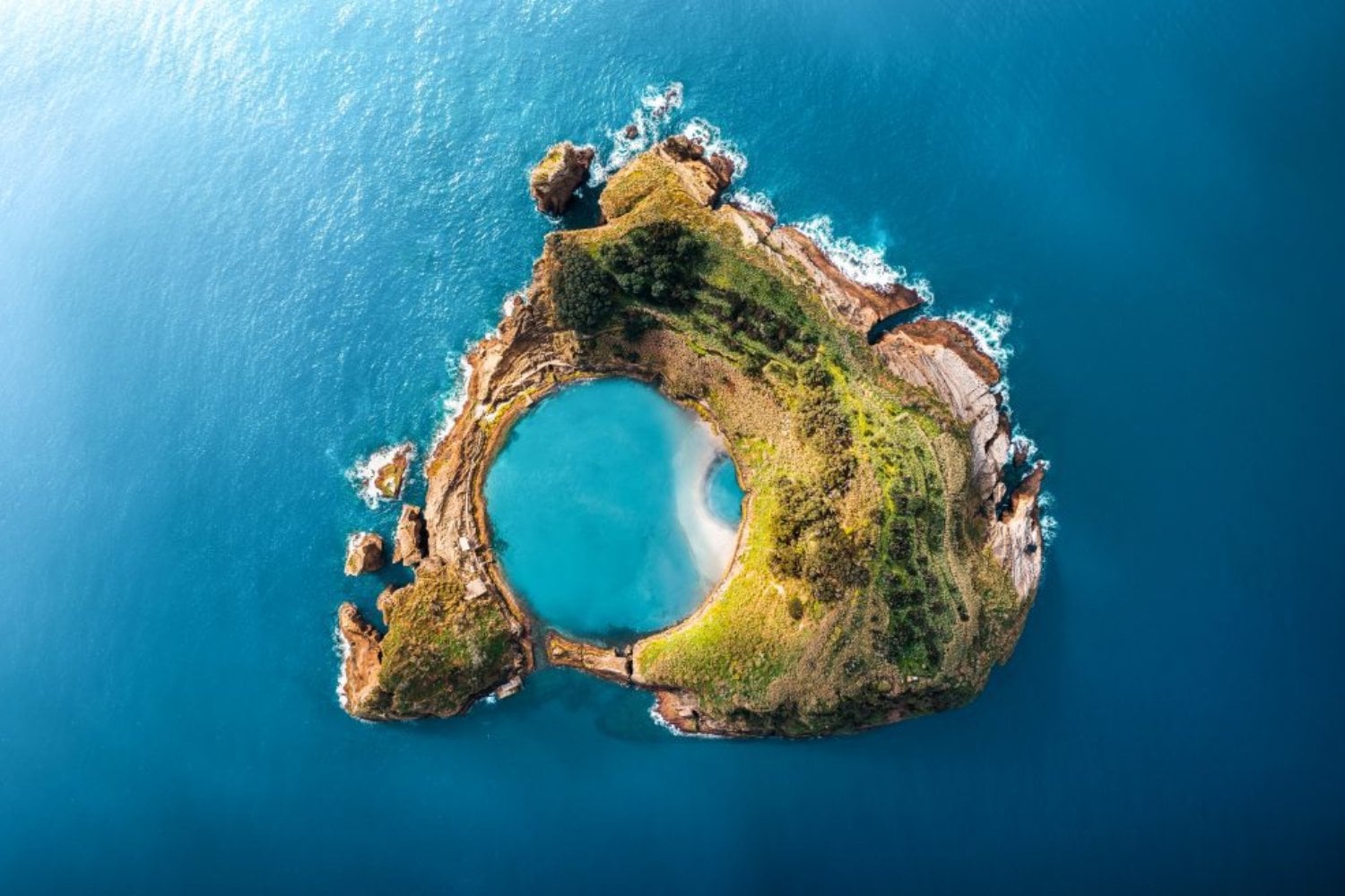 Una isla circular casi perfecta en mitad del Atlántico. El antiguo cráter volcánico que hoy es una piscina natural en las Azores