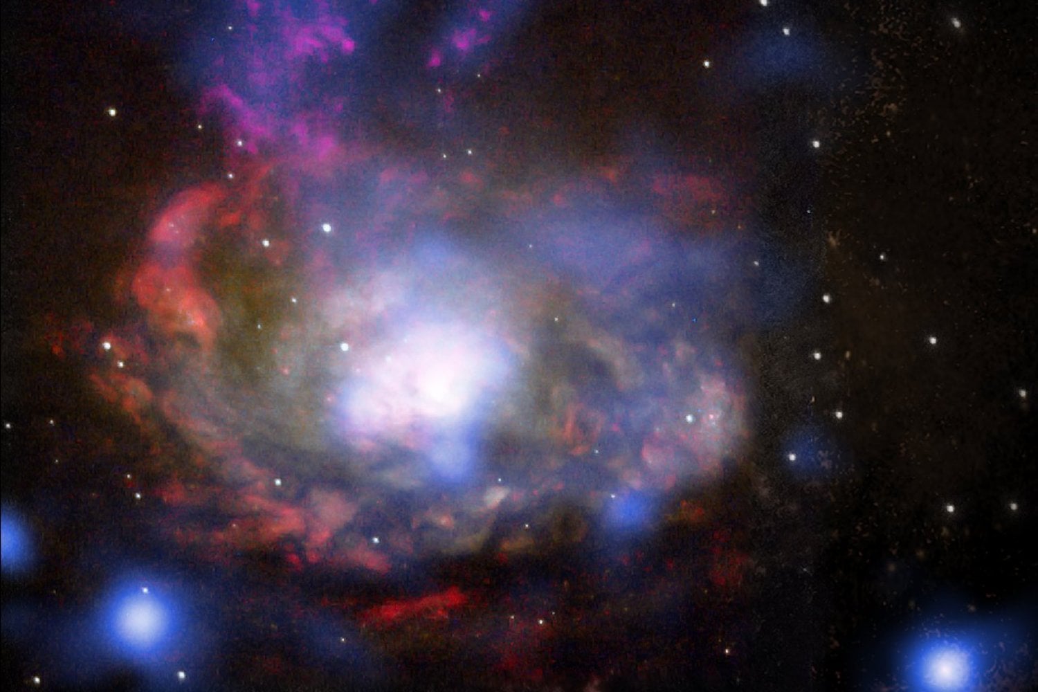 El telescopio Webb acaba de mirar al corazón de una galaxia cercana. Y ha descubierto cómo se alimenta realmente un agujero negro