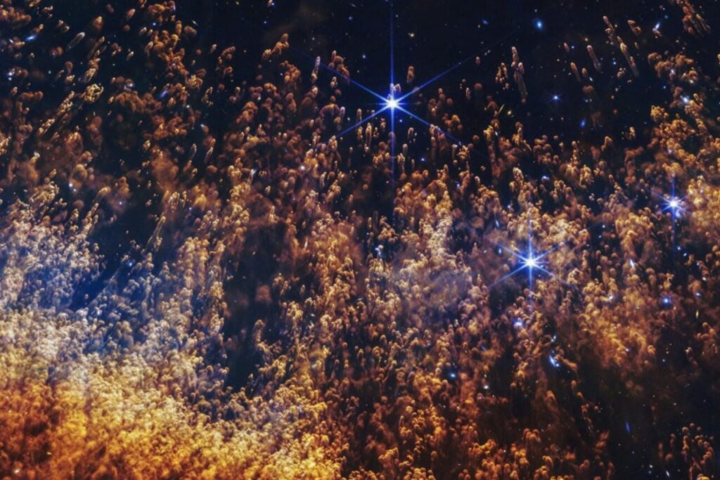 El telescopio Webb acaba de mirar al corazón de una galaxia cercana. Y ha descubierto cómo se alimenta realmente un agujero negro