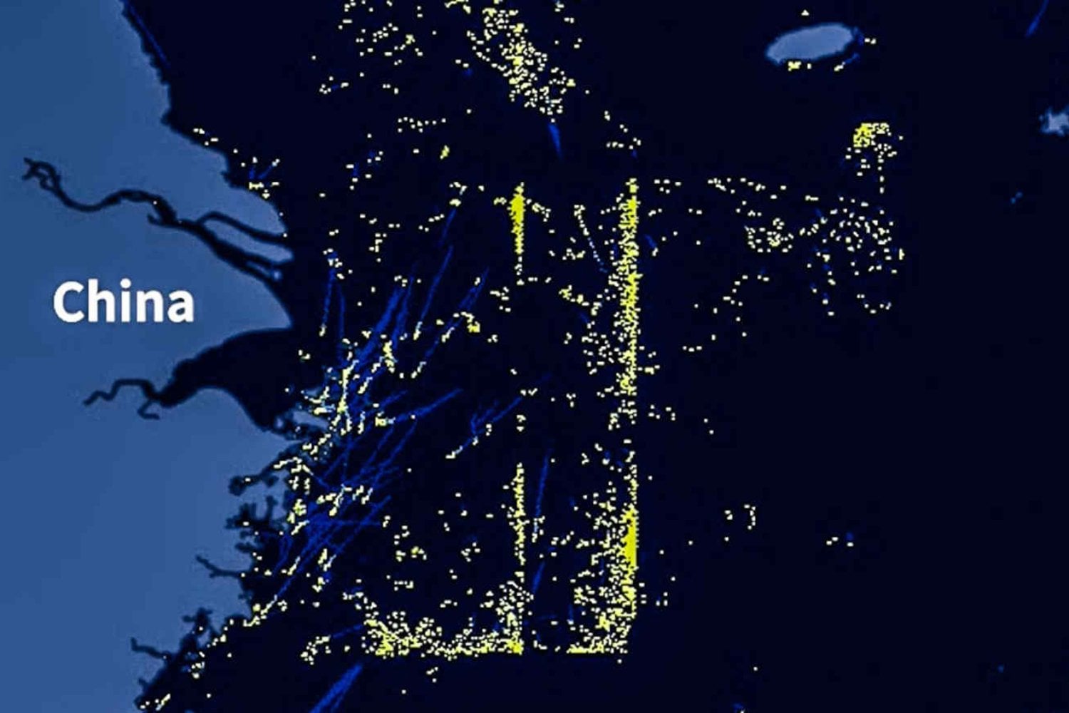 Miles de barcos chinos se concentran frente a Japón y no es por la pesca. Las imágenes satelitales revelan un ensayo de presión en el mar de China Oriental