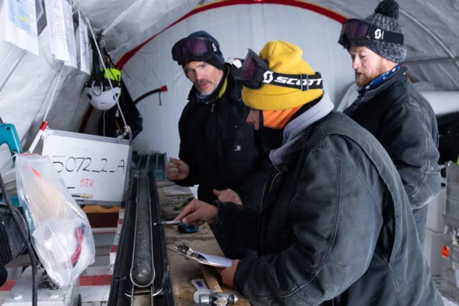 La Antártida occidental guarda bajo el hielo la memoria de un mundo más cálido. El núcleo que podría cambiar nuestras proyecciones sobre el nivel del mar