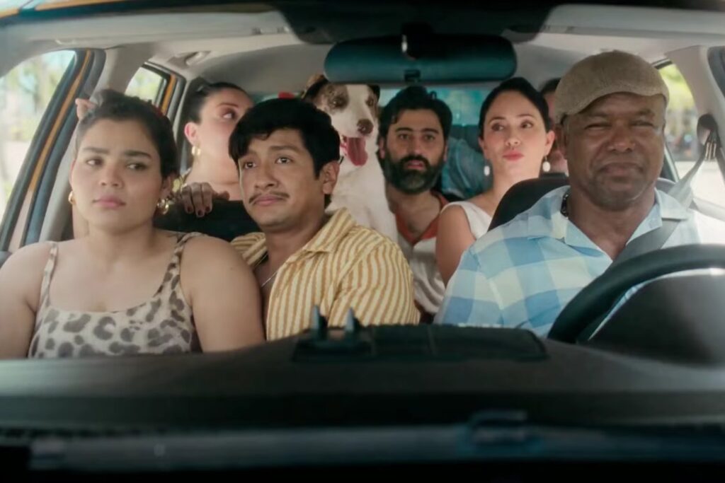 Una boda internacional, suegros en pie de guerra y un secreto imposible de enterrar. La nueva comedia navideña que arrasó en Colombia demuestra que el verdadero peligro del amor no está en la distancia, sino en la familia. Una fórmula caótica que, como señala Kotaku, sigue funcionando cuando el conflicto es reconocible.