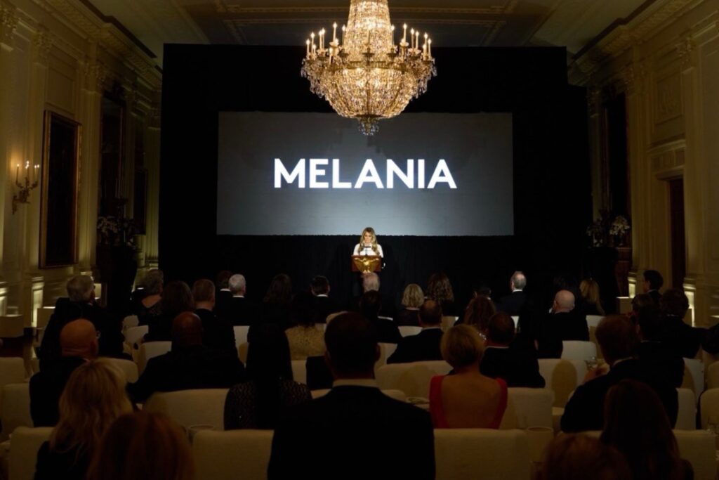 El nombre incómodo detrás del documental de Melania Trump que Amazon pagó a precio de oro