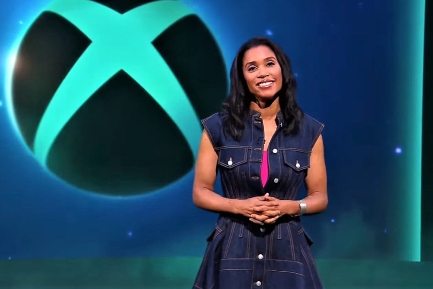 Cuando estalla una noticia de gran calibre, la reacción inmediata suele dividirse en dos caminos. O se acepta el relato oficial y se intenta racionalizarlo, o se asume que hay una lógica oculta y se empieza a buscar qué pieza falta. El reciente terremoto interno en Xbox ha provocado ambas cosas, pero ninguna termina de responder la pregunta central que flota desde el viernes por la tarde: ¿qué está pasando realmente dentro de Microsoft Gaming?