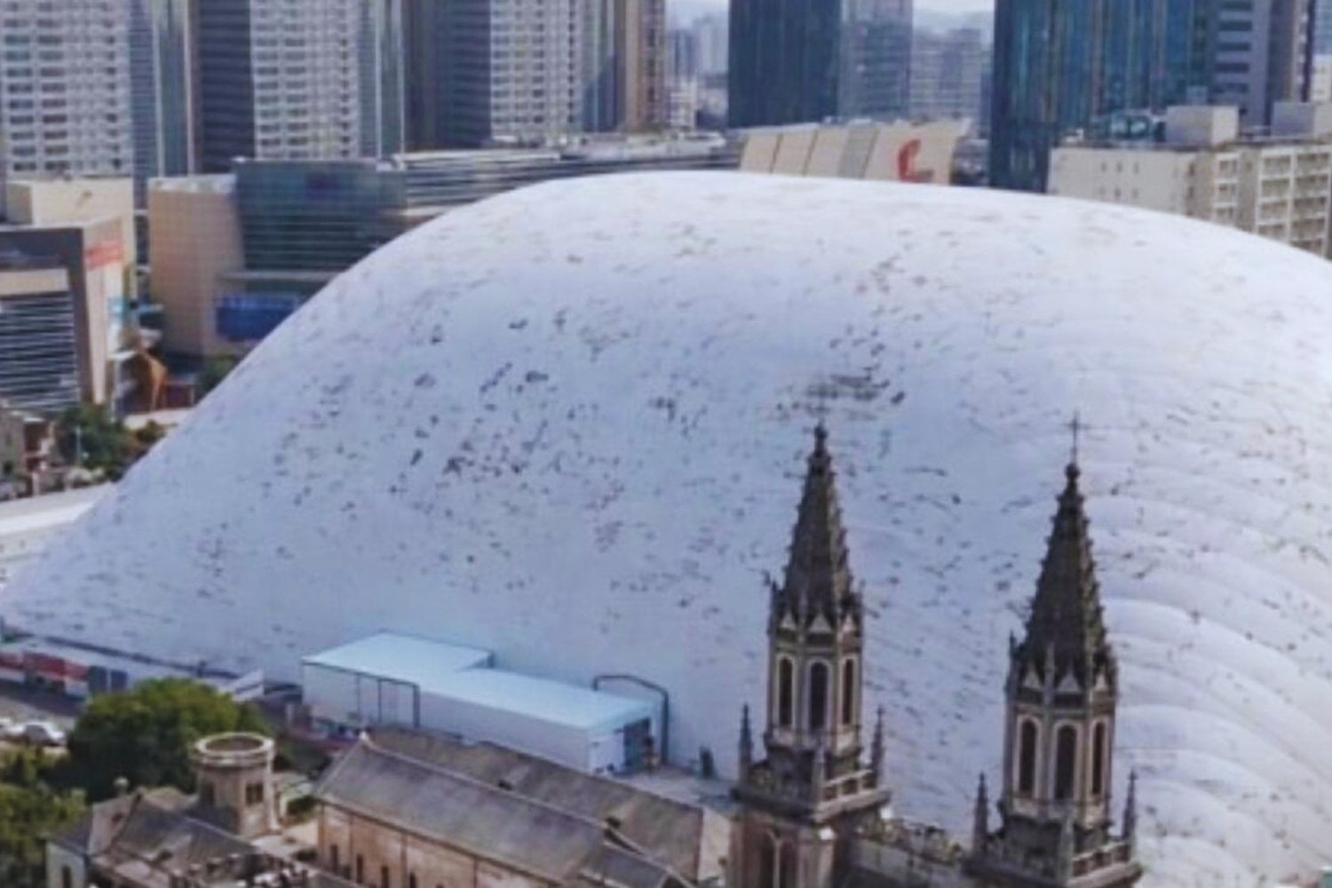 China está probando una idea radical para construir sin destruir la ciudad. Sus nuevas “burbujas” gigantes quieren acabar con uno de los peores peajes del urbanismo moderno