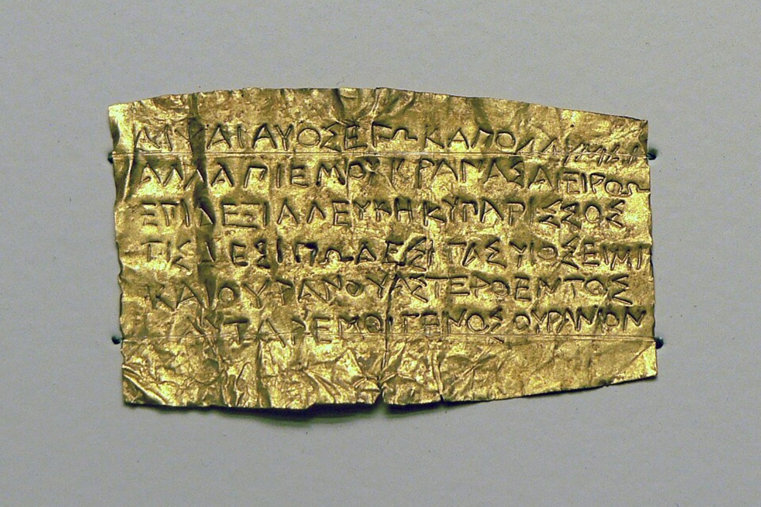 Hallaron una diminuta tablilla de oro en una tumba del sur de Italia. Lo que decía era mucho más inquietante que un epitafio: un manual para cruzar el inframundo sin caer en el olvido