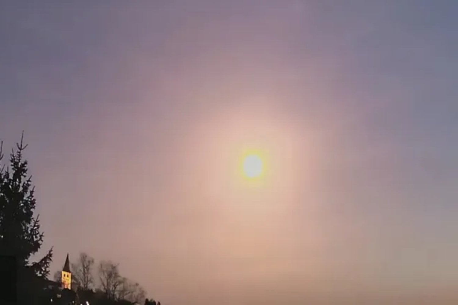 Una bola de fuego cruzó el cielo de media Europa y parecía otro meteoro más. Minutos después, un fragmento de esa roca espacial terminó perforando el tejado de una casa en Alemania